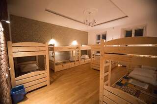 Хостелы Greg&Tom Beer House Hostel Краков Кровать в общем 12-местном номере-3